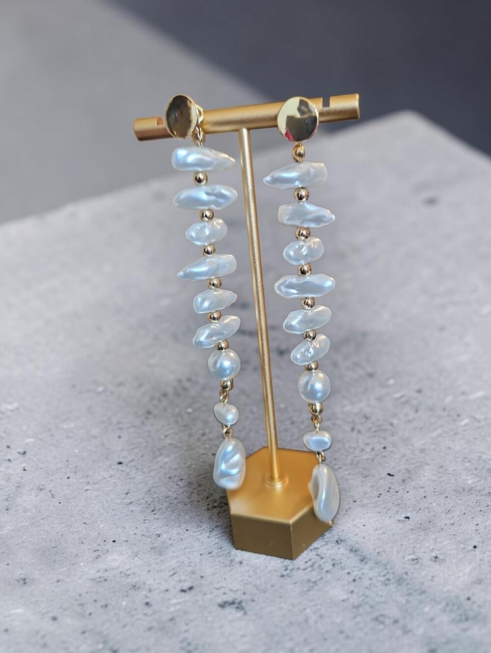 Sassified BOUTIQUE NWT Gold & White Pearl  LIKE  Drop Earrings.